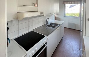 Fridge, oven, stovetop, coffee/tea maker