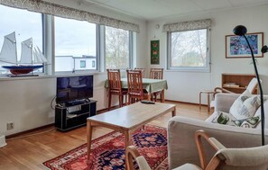 TV - Amazing home in Västra Frölunda (Västra Frölunda)