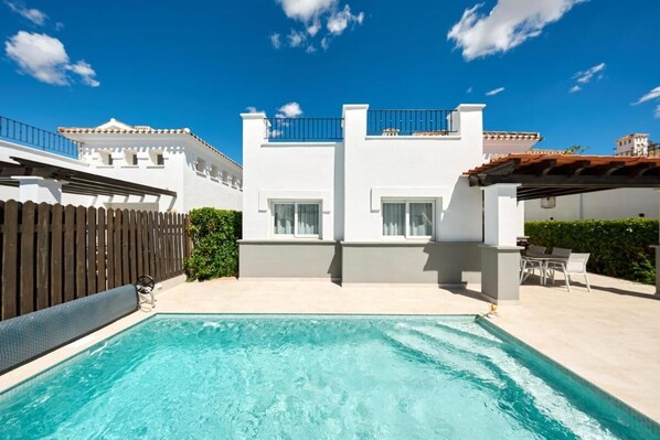 A modern two-story house with a swimming pool in the backyard. - Casa del Sol La Torre Golf Resort (Torre-Pacheco)