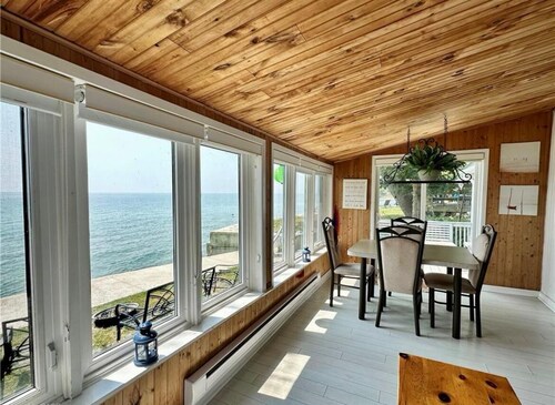 Peaceful retreat on the Shores of Lake Erie with access to the lake