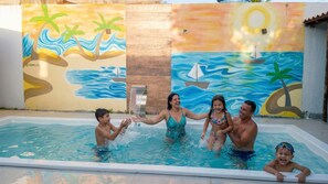 A swimming pool with a mural of a beach scene. - Family Home: Swimming pool with jacuzzi, 18 beds with air conditioning, 300m from the beach – Alcobaça, Bahia. (Alcobaça)