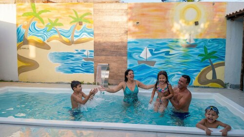 Family Home: Swimming pool with jacuzzi, 18 beds with air conditioning, 300m from the beach – Alcobaça, Bahia.