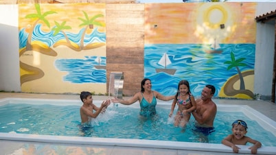 Family Home: Swimming pool with jacuzzi, 18 beds with air conditioning, 300m from the beach – Alcobaça, Bahia.