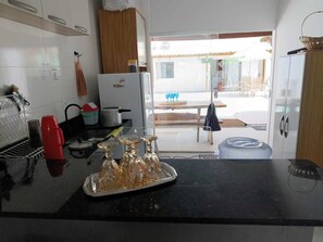 Fridge, microwave, oven, stovetop - Family Home: LED pool with jacuzzi, 18 beds, and beach 300m away – Alcobaça, Bahia, Brazil. (Alcobaça)