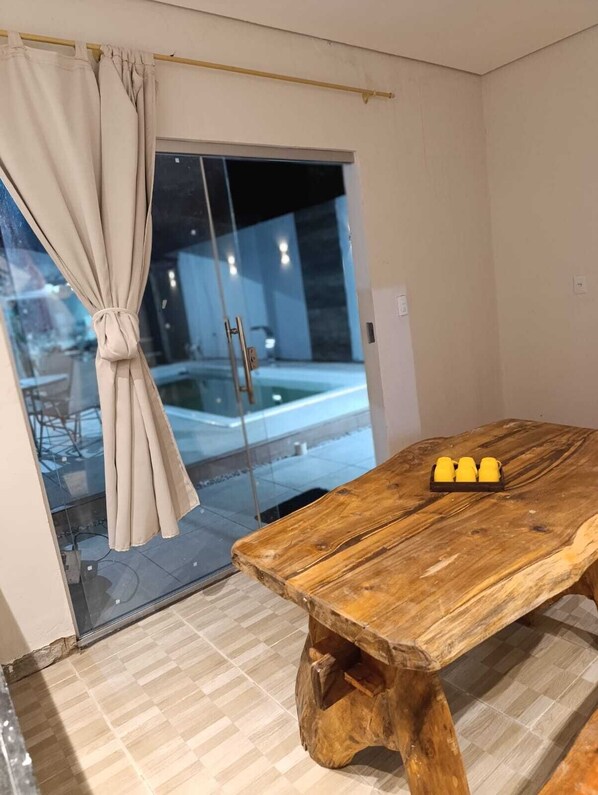 Pool - Family Home: LED pool with jacuzzi, 18 beds, and beach 300m away – Alcobaça, Bahia, Brazil. (Alcobaça)