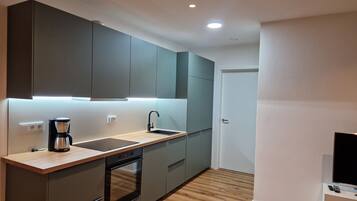 Kühlschrank, Ofen, Herdplatte, Geschirrspüler