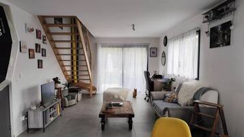 Una Smart TV, libros, una impresora