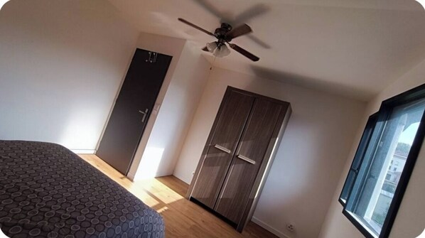 2 bedrooms, desk, WiFi, bed sheets