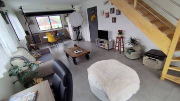 Una Smart TV, libros, una impresora