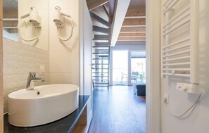 Regadera y secadora de cabello 