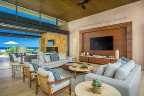 Een smart-tv, een open haard en een stereo