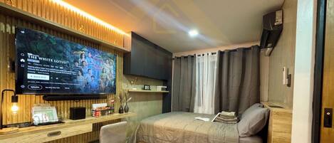 Tabla de planchar con plancha, wifi y ropa de cama