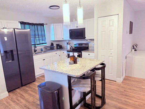 Køleskab, mikrobølgeovn, ovn, kogeplade