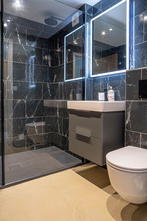 Bathroom - Beautiful Barn Conversion-Escape for 12 (Cropthorne)