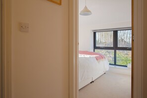 6 bedrooms, iron/ironing board, free WiFi