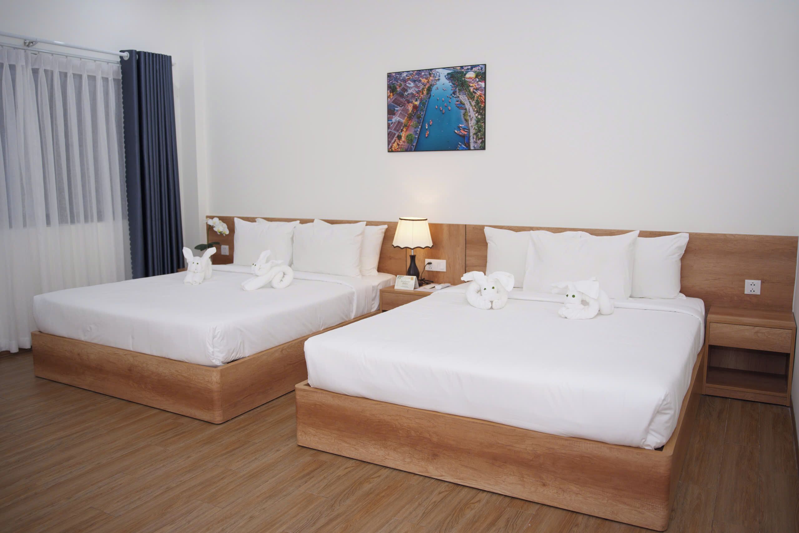 Familie vierpersoonskamer, uitzicht op de stad | Een minibar, een kluis op de kamer, een bureau, een laptopwerkplek