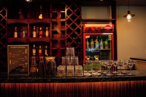 Quầy bar bên hồ bơi