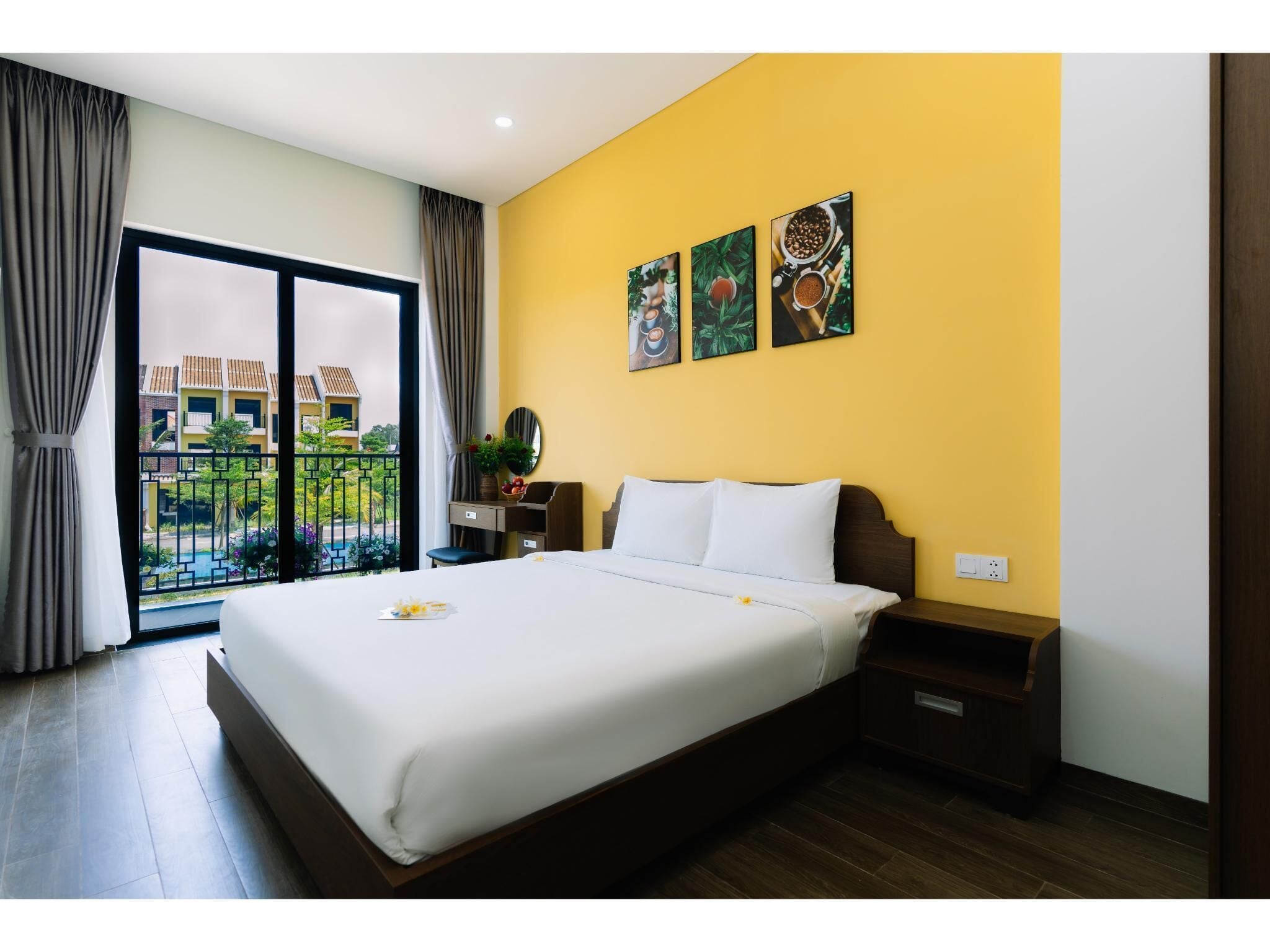 Phòng đôi Deluxe, ban công, quang cảnh hồ bơi | Minibar, két bảo mật tại phòng, bàn 