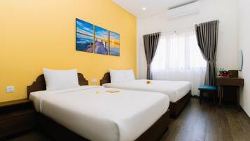 Quarto triplo família, vista para o rio | Cofres nos quartos, escrivaninha, espaço de trabalho para notebook