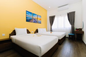 Phòng 3 dành cho gia đình, quang cảnh sông | Minibar, két bảo mật tại phòng, bàn 