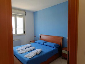 1 quarto, ferros/tábuas de passar roupa, roupa de cama