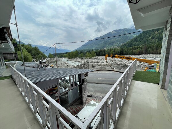 Property grounds - Singh Saab Rooms & Cafe (Manali)