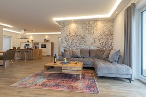 Smart TV, fireplace, stereo