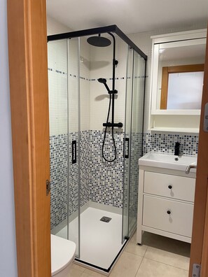 Dusche, Haartrockner, Handtücher, Seife