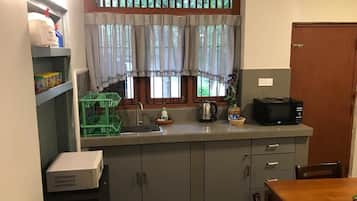 Réfrigérateur, micro-ondes, plaque de cuisson, bouilloire électrique