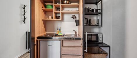 Frigorífic, placa de cuina i cafetera i tetera