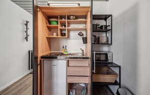 Fridge, stovetop, coffee/tea maker