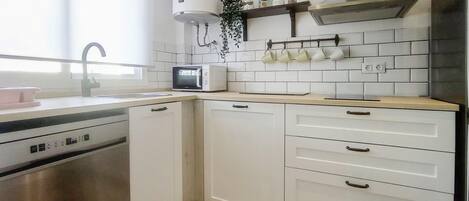 Réfrigérateur, micro-ondes, plaque de cuisson, lave-vaisselle