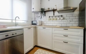 Køleskab, kogeplade, opvaskemaskine