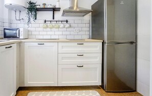 Fridge, stovetop, dishwasher