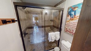 Douche, sèche-cheveux, serviettes fournies