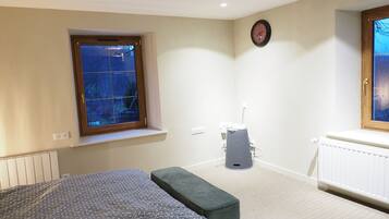 5 bedrooms, iron/ironing board, free WiFi, bed sheets