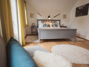 Casa | 3 habitaciones, muebles diferentes y tabla de planchar con plancha