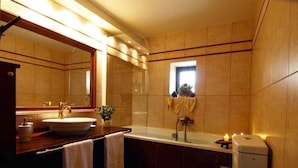 A modern bathroom with a large mirror, a round sink, a bathtub, and a toilet. - Neriana Villa - Garden Paradise (Chania)