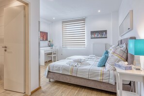 Desk, laptop workspace, free WiFi, bed sheets - Touch Down Motel (Lohmar)