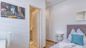 Schreibtisch, laptopgeeigneter Arbeitsplatz, kostenloses WLAN