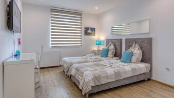 Schreibtisch, laptopgeeigneter Arbeitsplatz, kostenloses WLAN