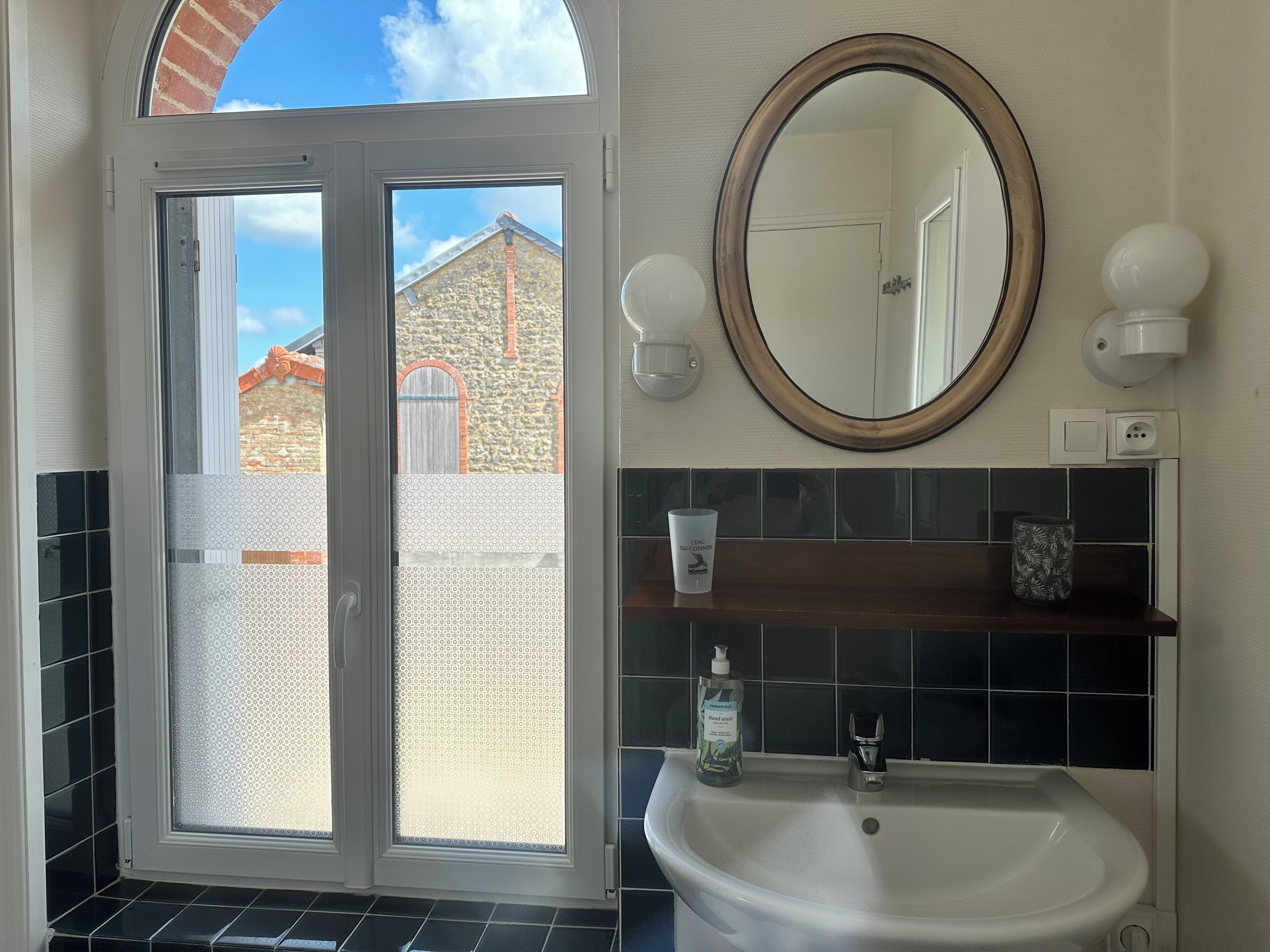 Regadera, secadora de cabello, toallas, jabón 