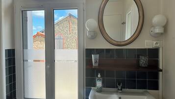 Douche, sèche-cheveux, serviettes fournies, savon