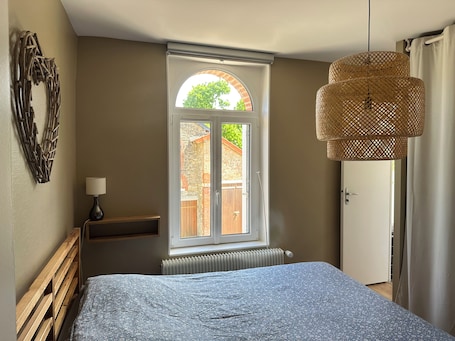 1 chambre, fer et planche à repasser, Wi-Fi, draps fournis. Maison au cœur du parc naturel des Marais du Cotentin, à 16km d’Utah Beach