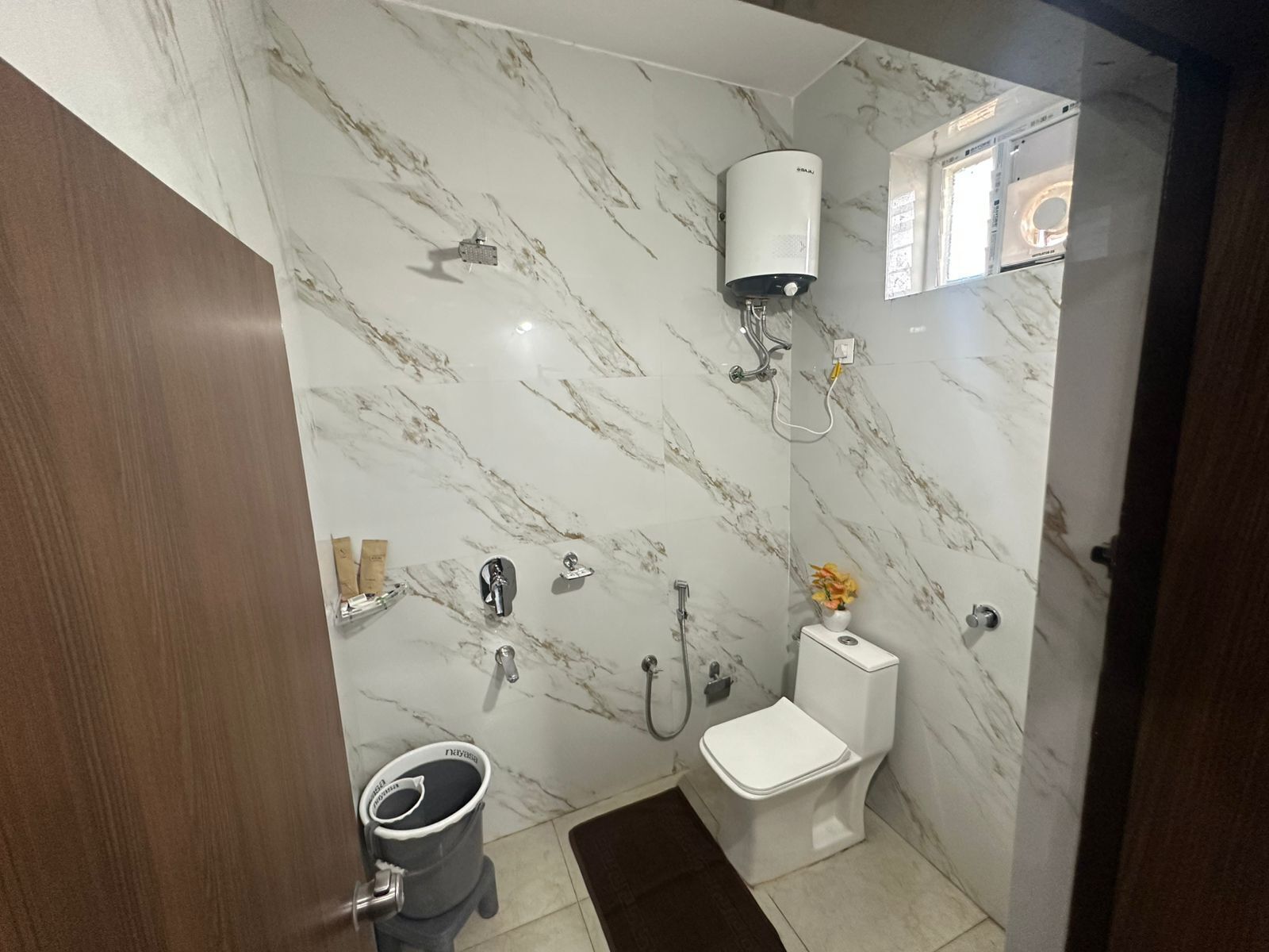 Superior tweepersoonskamer, uitzicht op stad | Badkamer | Een douche, gratis toiletartikelen, een haardroger, pantoffels