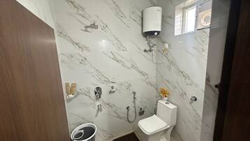 Superior tweepersoonskamer, uitzicht op stad | Badkamer | Een douche, gratis toiletartikelen, een haardroger, pantoffels