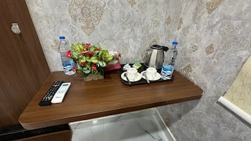 Zimmersafe, Schreibtisch, laptopgeeigneter Arbeitsplatz