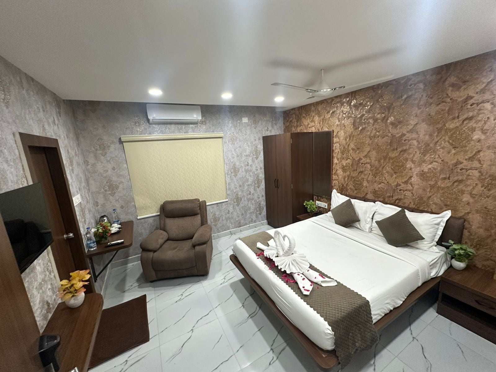 Select Comfort beds, in-room safe, desk, laptop workspace