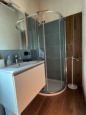 Dusche, Haartrockner, Bidet, Handtücher