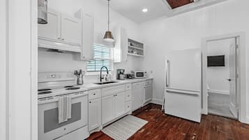 House, 2 Bedrooms | Private kitchen | Fridge, oven, coffee/tea maker, toaster